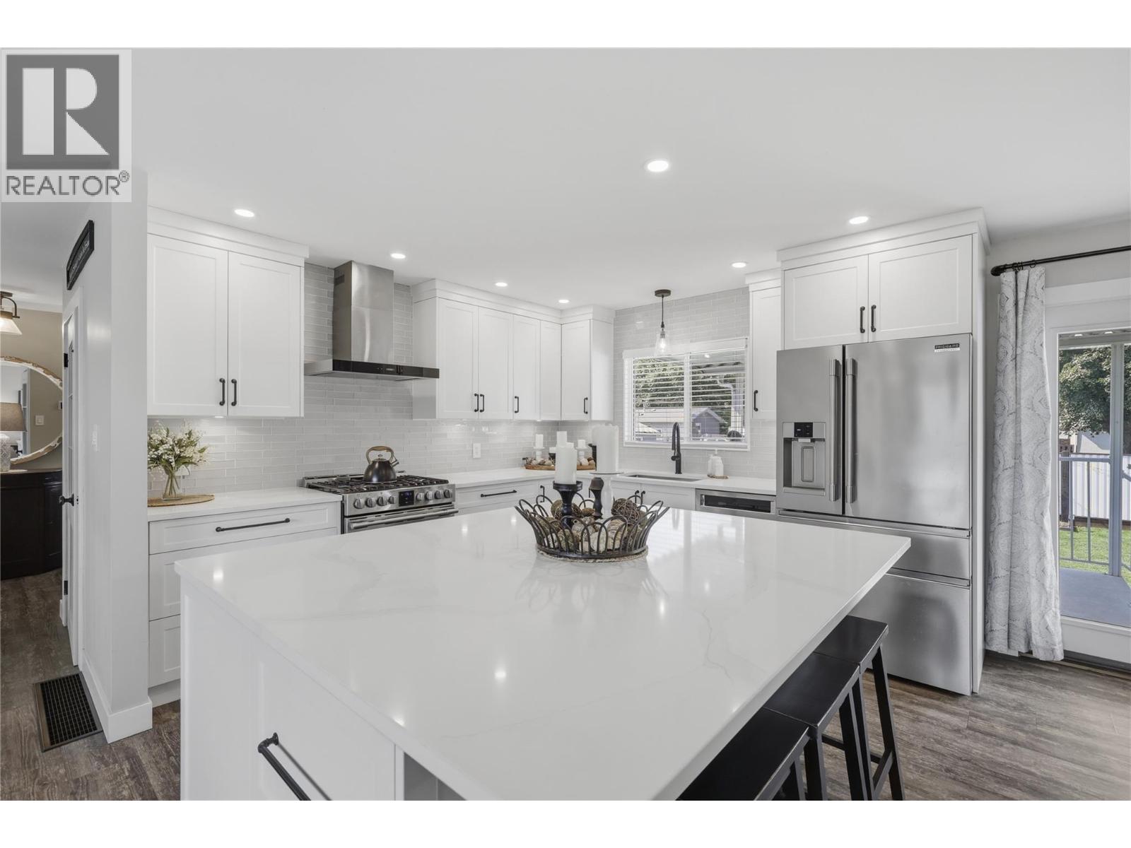 2330 ROSEWOOD Avenue - 13