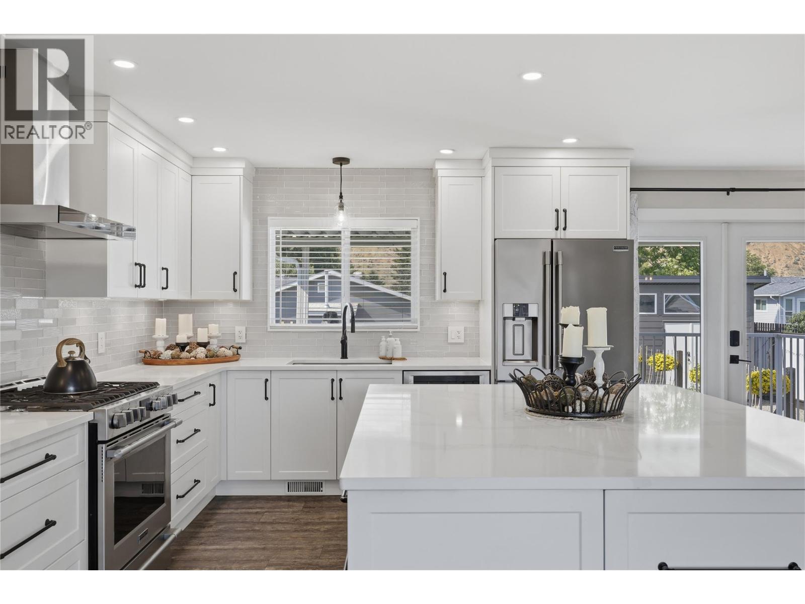 2330 ROSEWOOD Avenue - Image 12