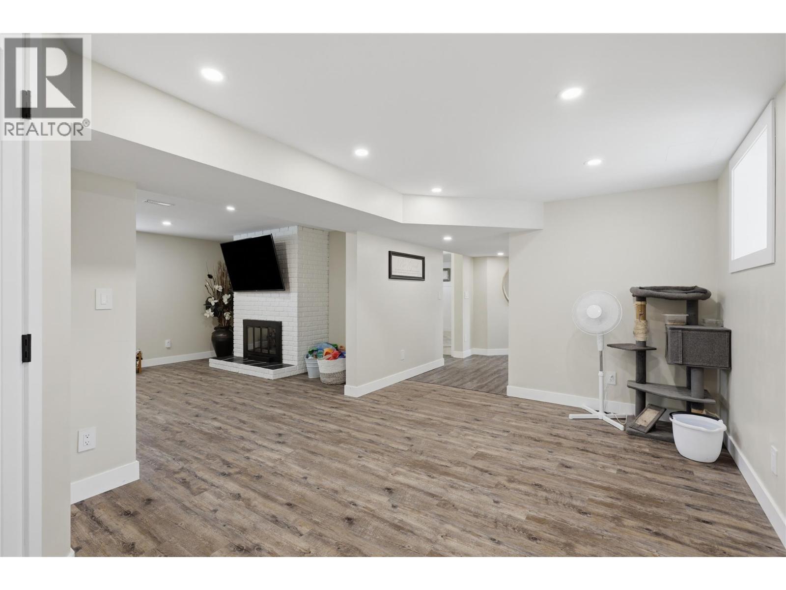 2330 ROSEWOOD Avenue - 48
