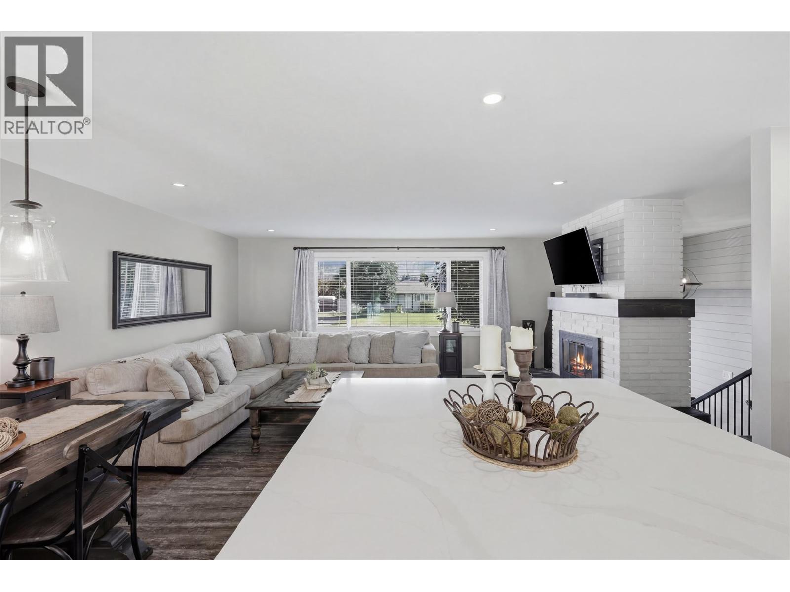 2330 ROSEWOOD Avenue - 18