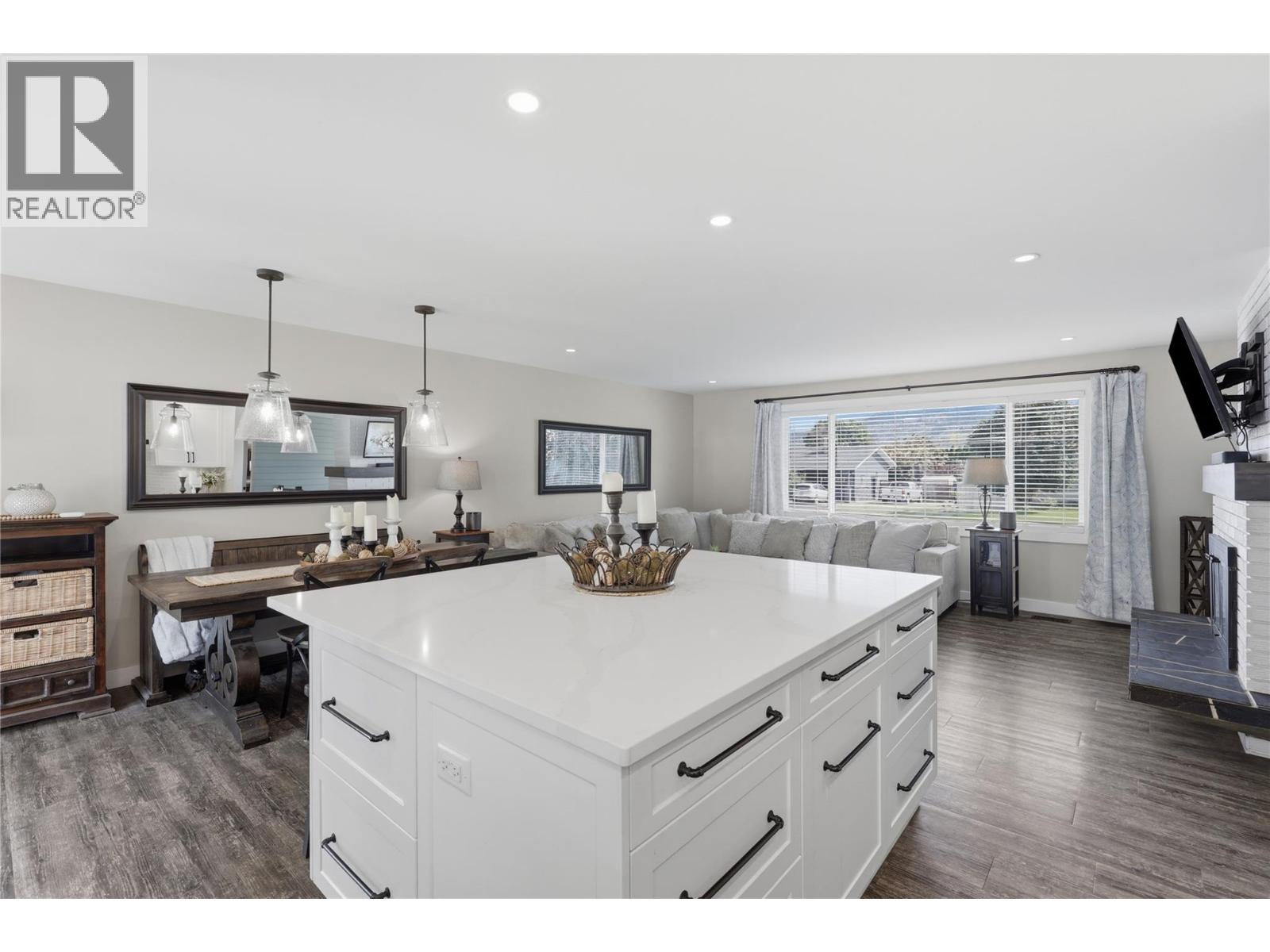 2330 ROSEWOOD Avenue - 16