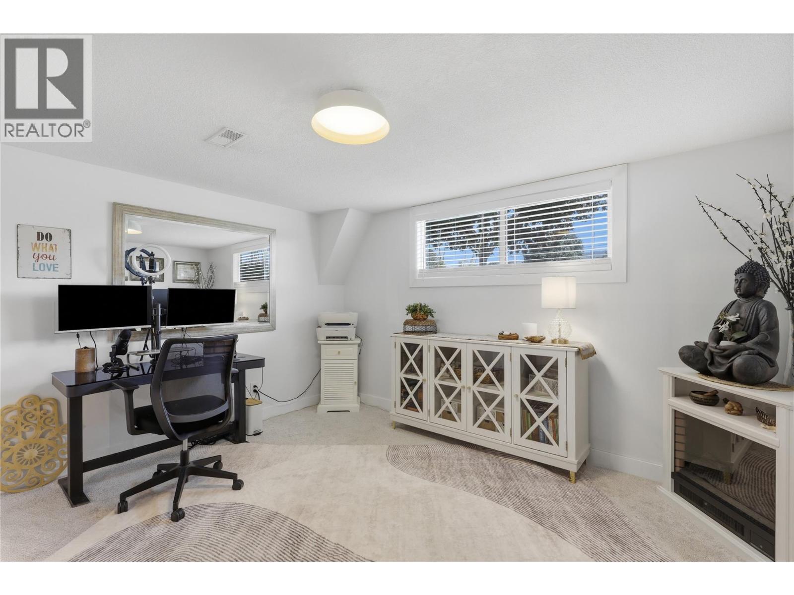 2330 ROSEWOOD Avenue - Image 52