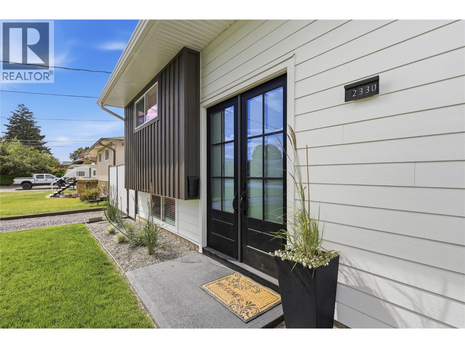 2330 ROSEWOOD Avenue - 3