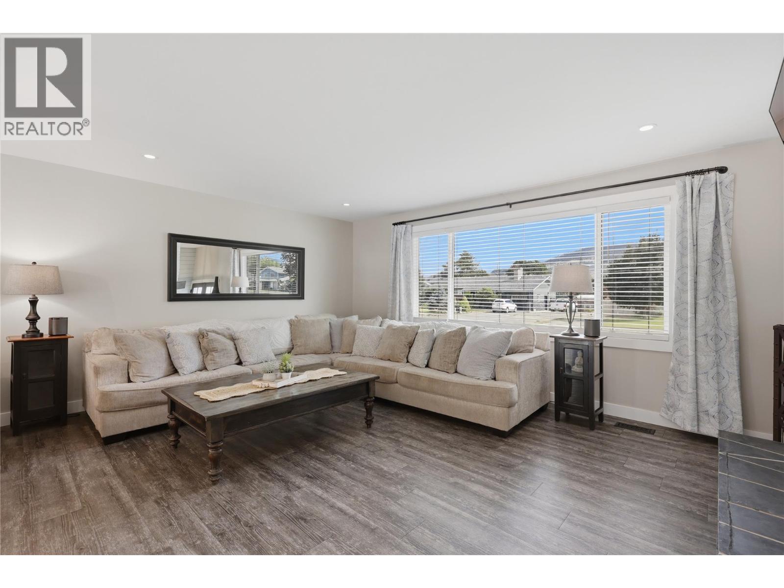 2330 ROSEWOOD Avenue - Image 8
