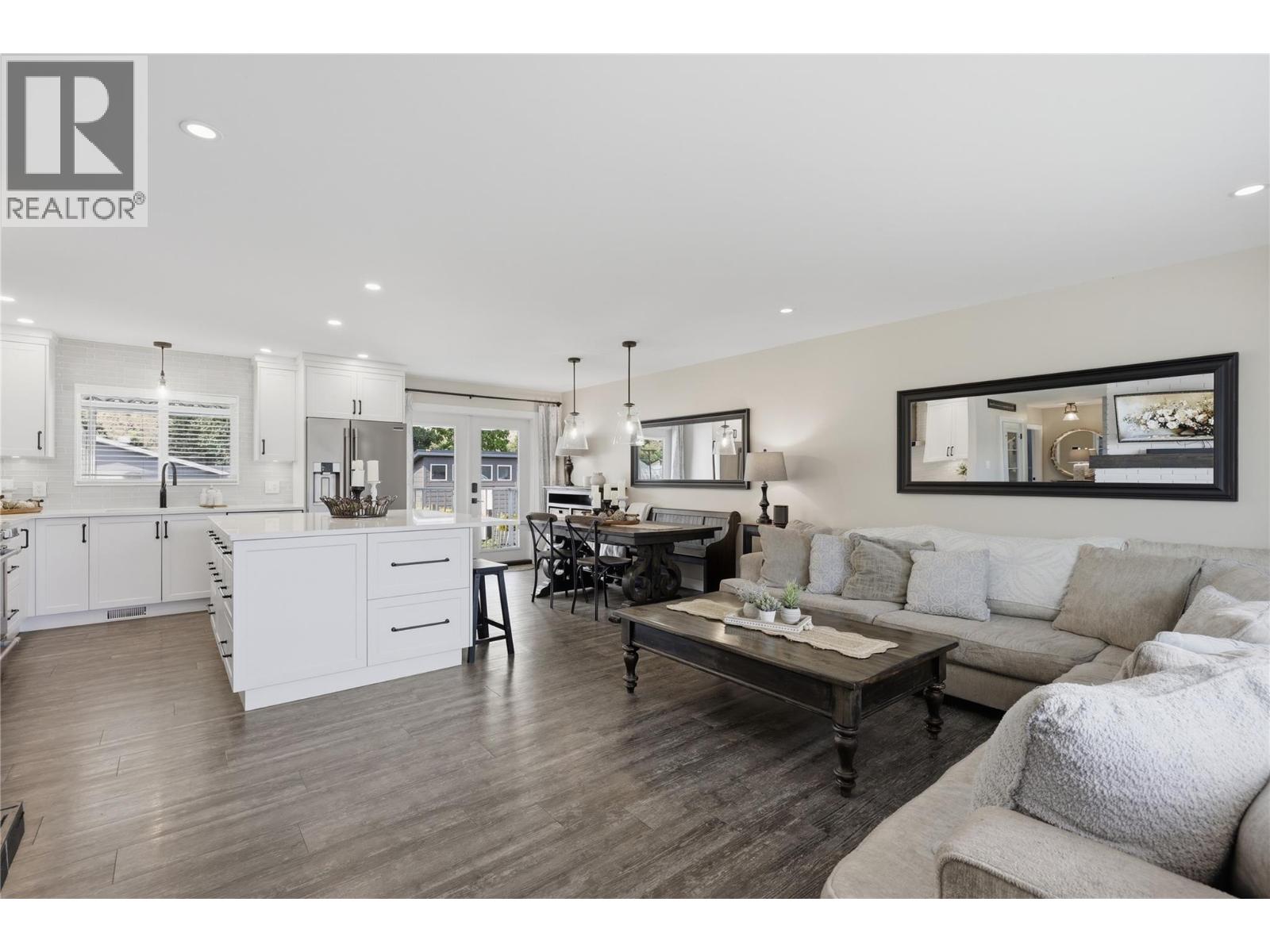 2330 ROSEWOOD Avenue - 11