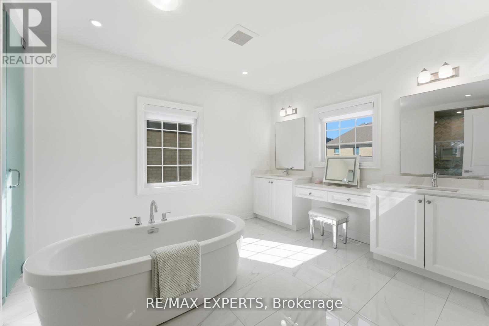 54 WINTHROP CRESCENT - 25