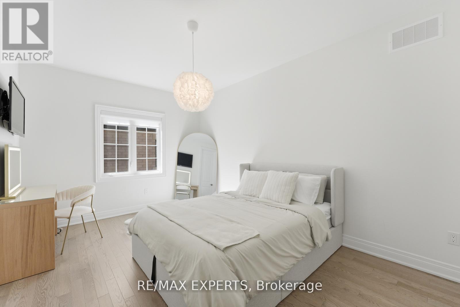 54 WINTHROP CRESCENT - 29