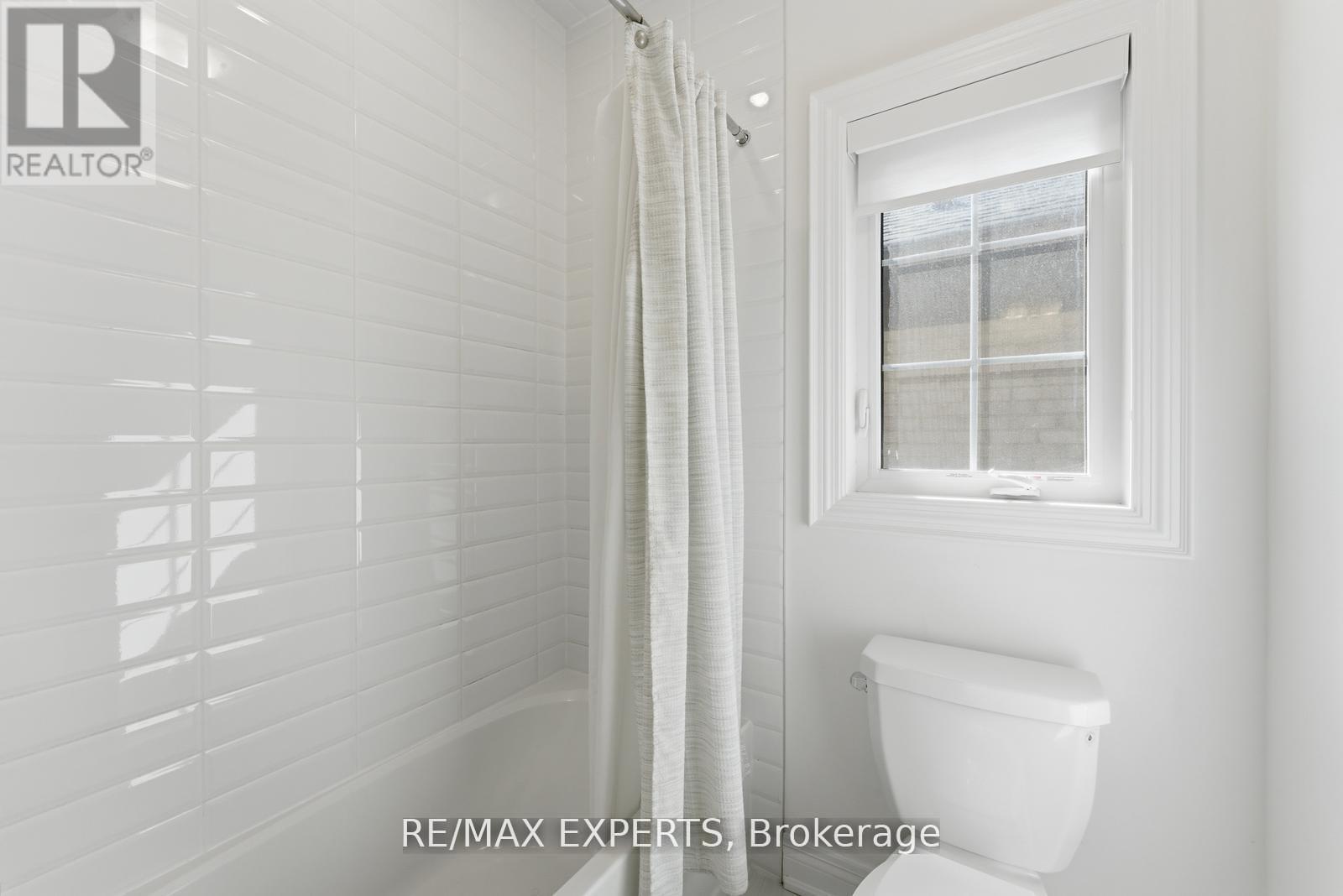 54 WINTHROP CRESCENT - 33