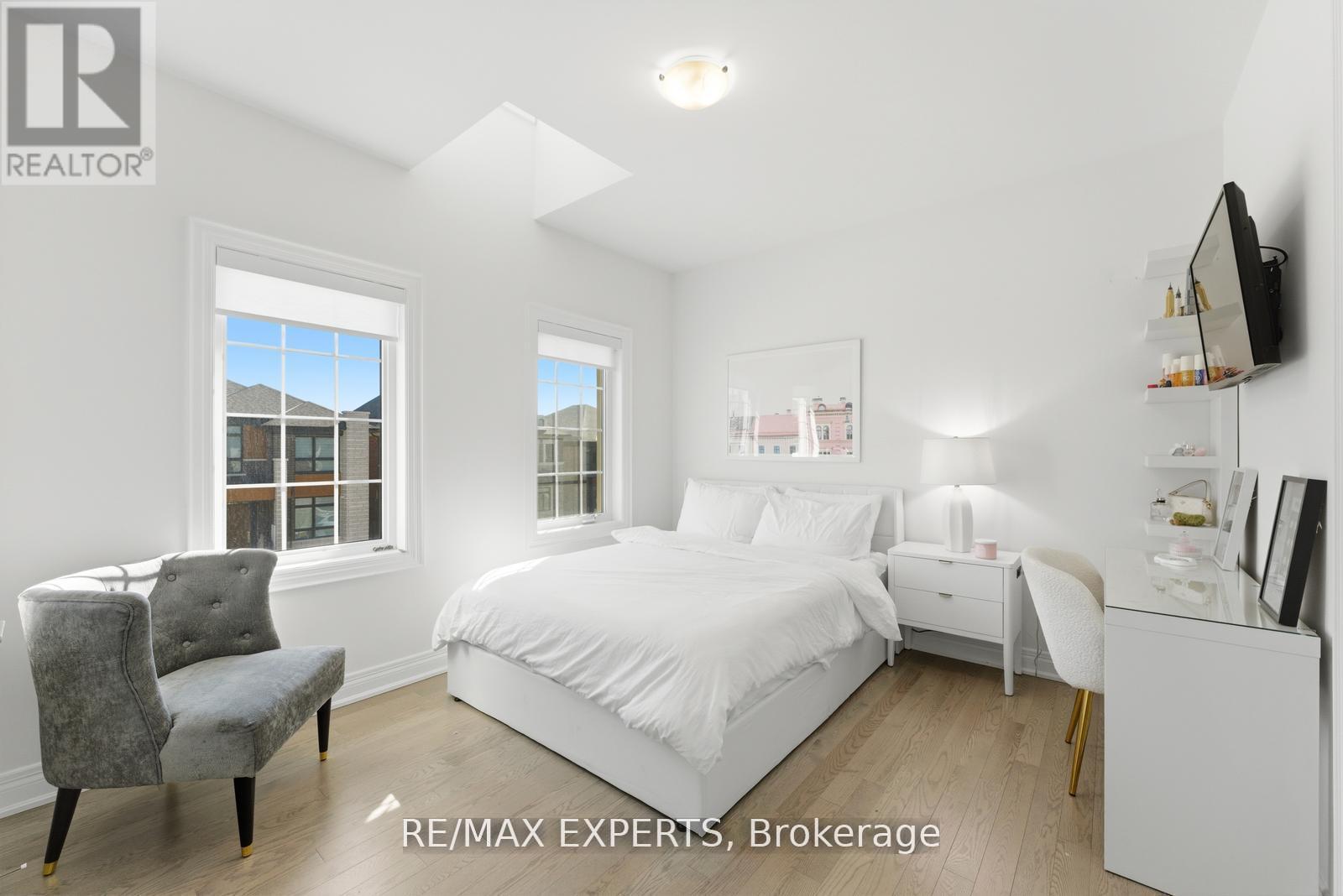 54 WINTHROP CRESCENT - 34