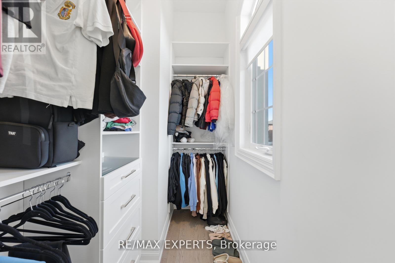 54 WINTHROP CRESCENT - 35