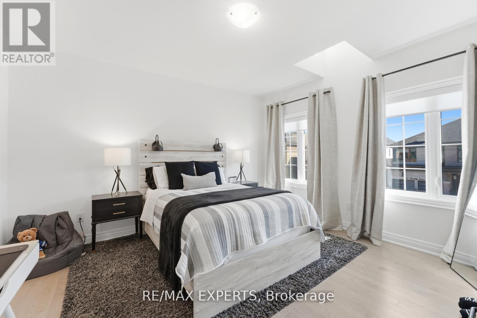 54 WINTHROP CRESCENT - 36