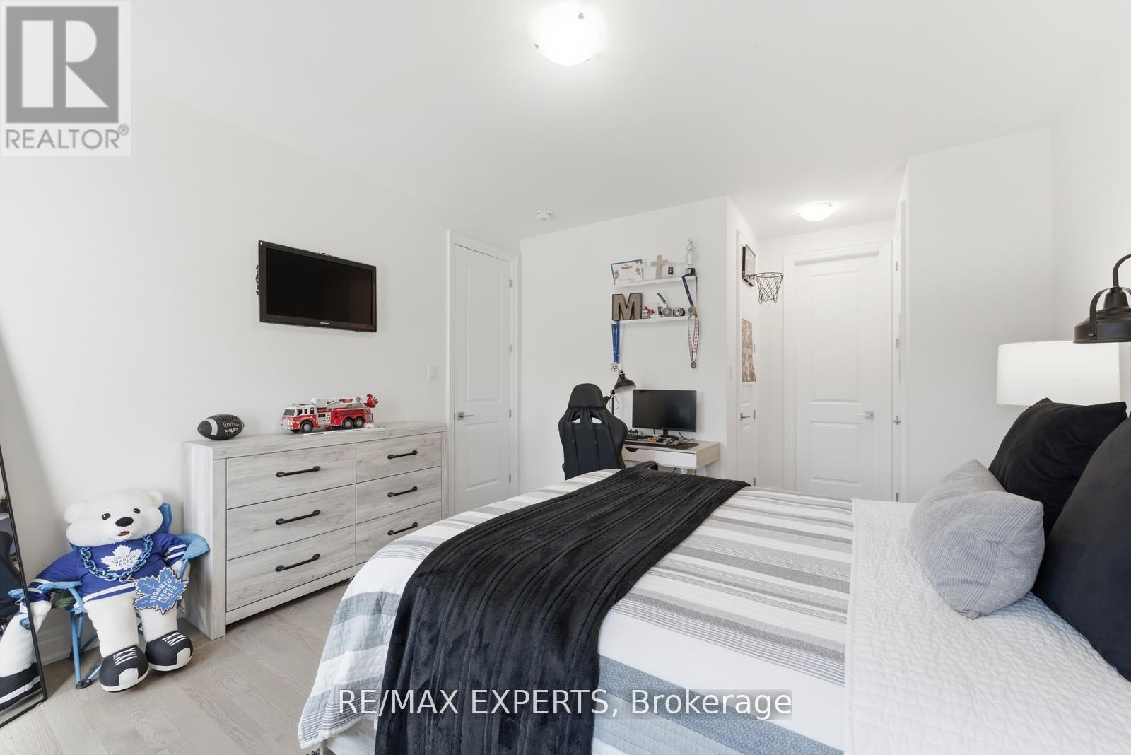 54 WINTHROP CRESCENT - 37