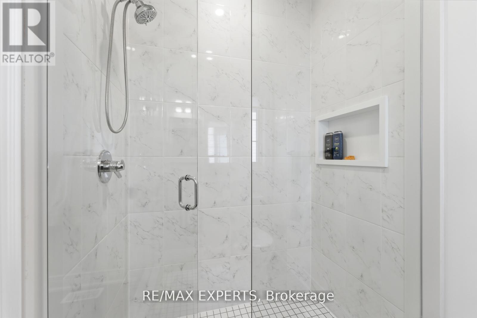 54 WINTHROP CRESCENT - 40