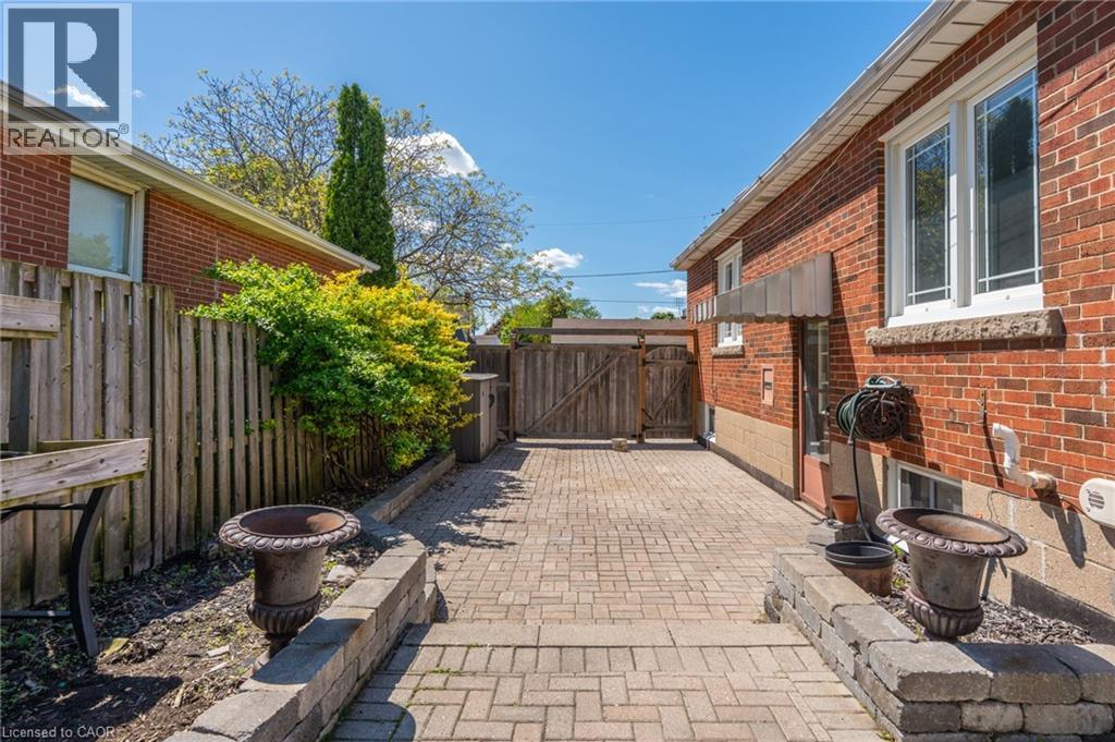 27 DELEVAN Crescent - 21