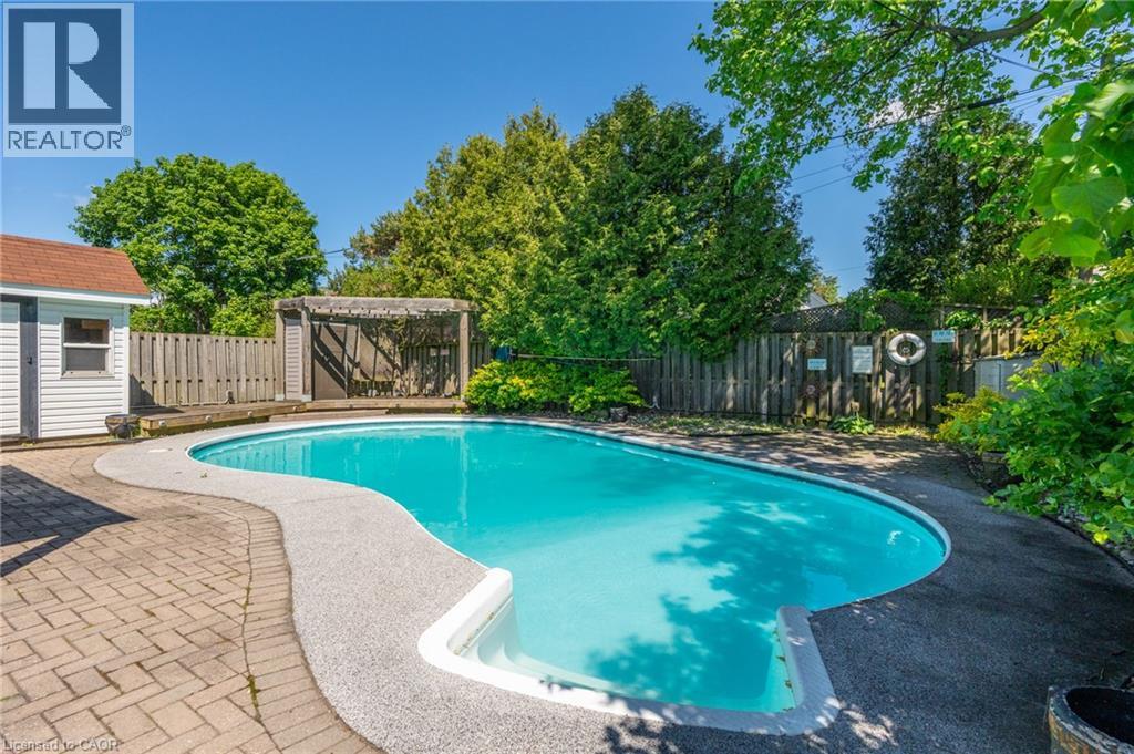 27 DELEVAN Crescent - 24