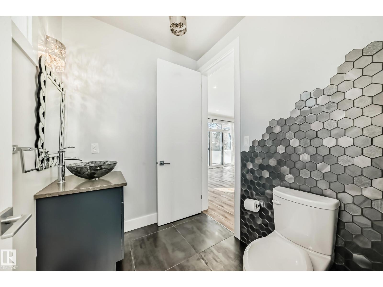 10506 68 AV NW - 23