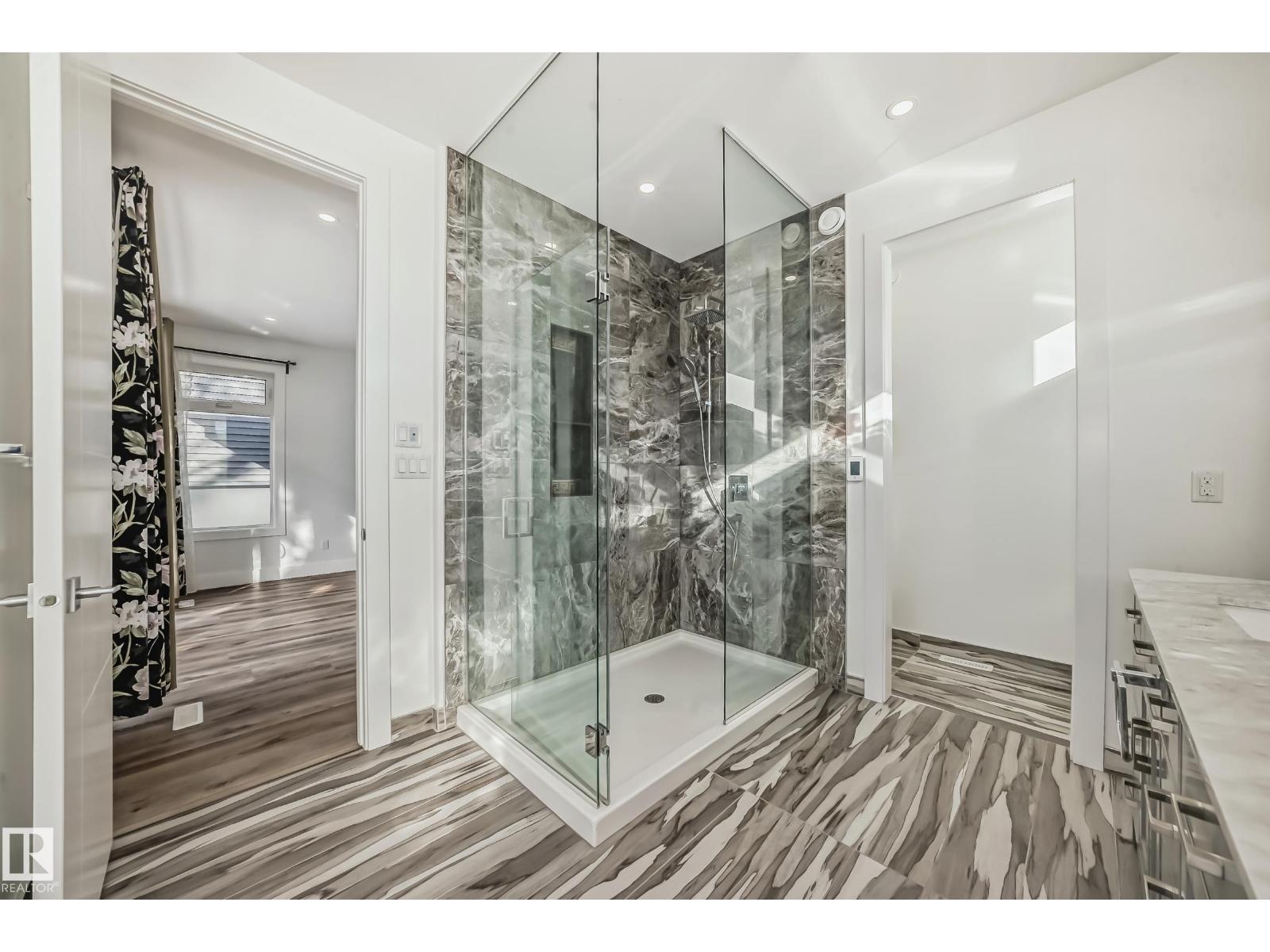 10506 68 AV NW - 31