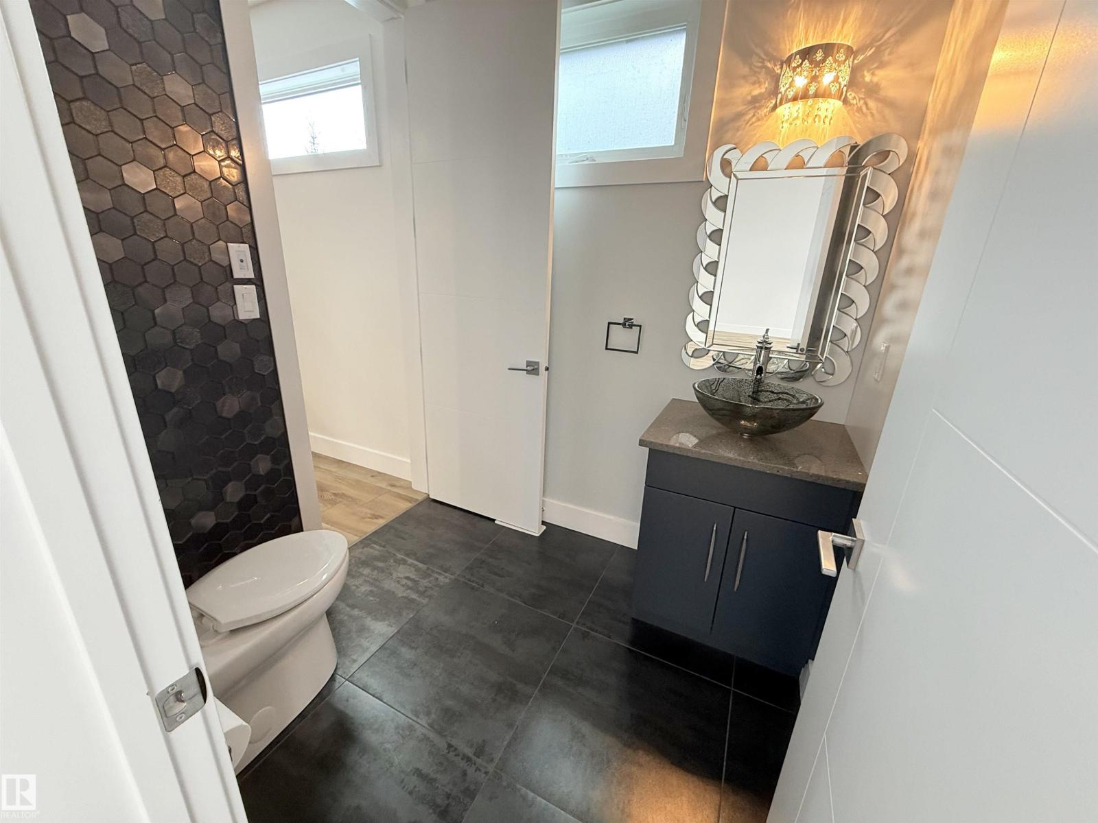 10506 68 AV NW - 21