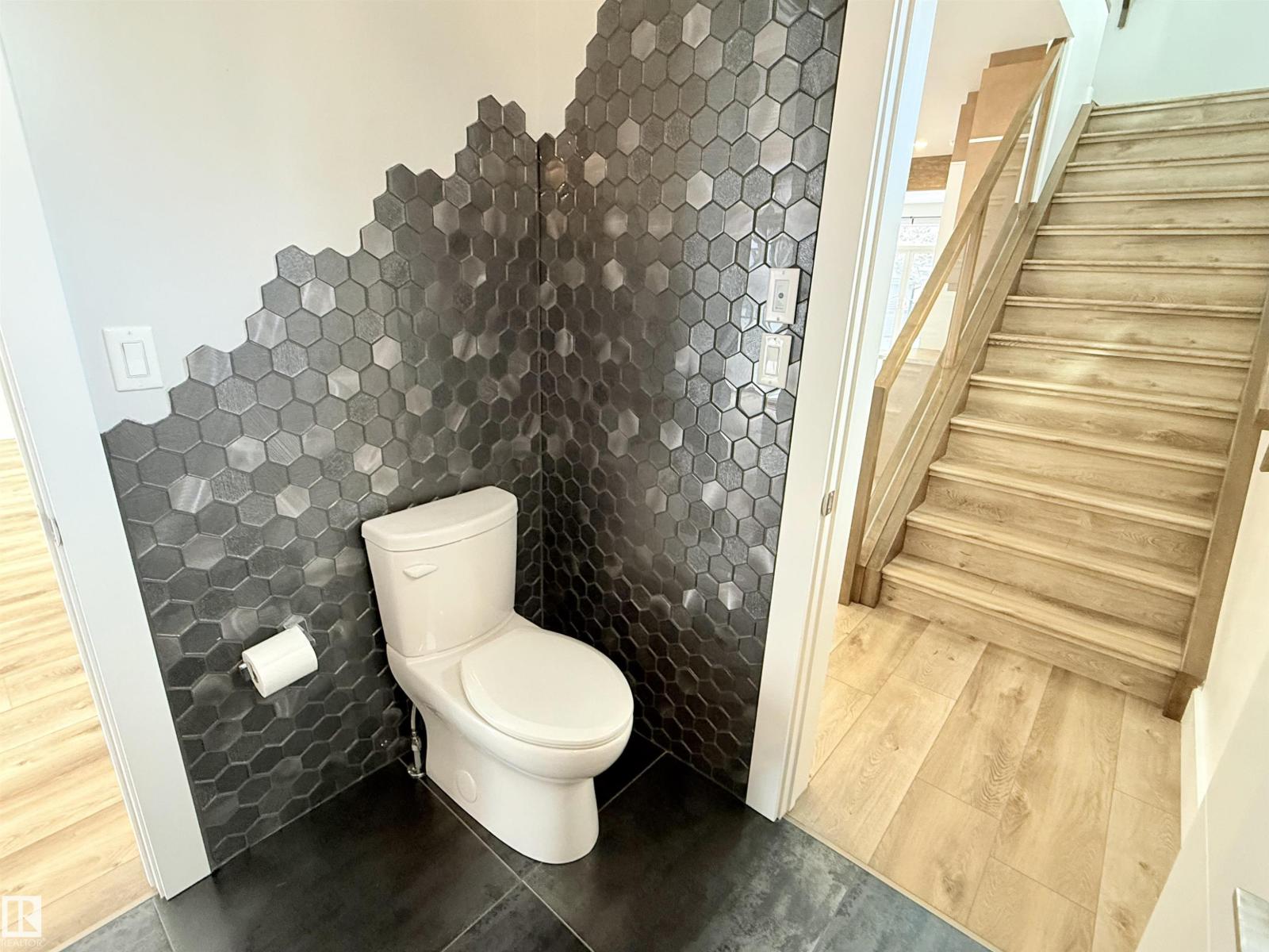 10506 68 AV NW - 22
