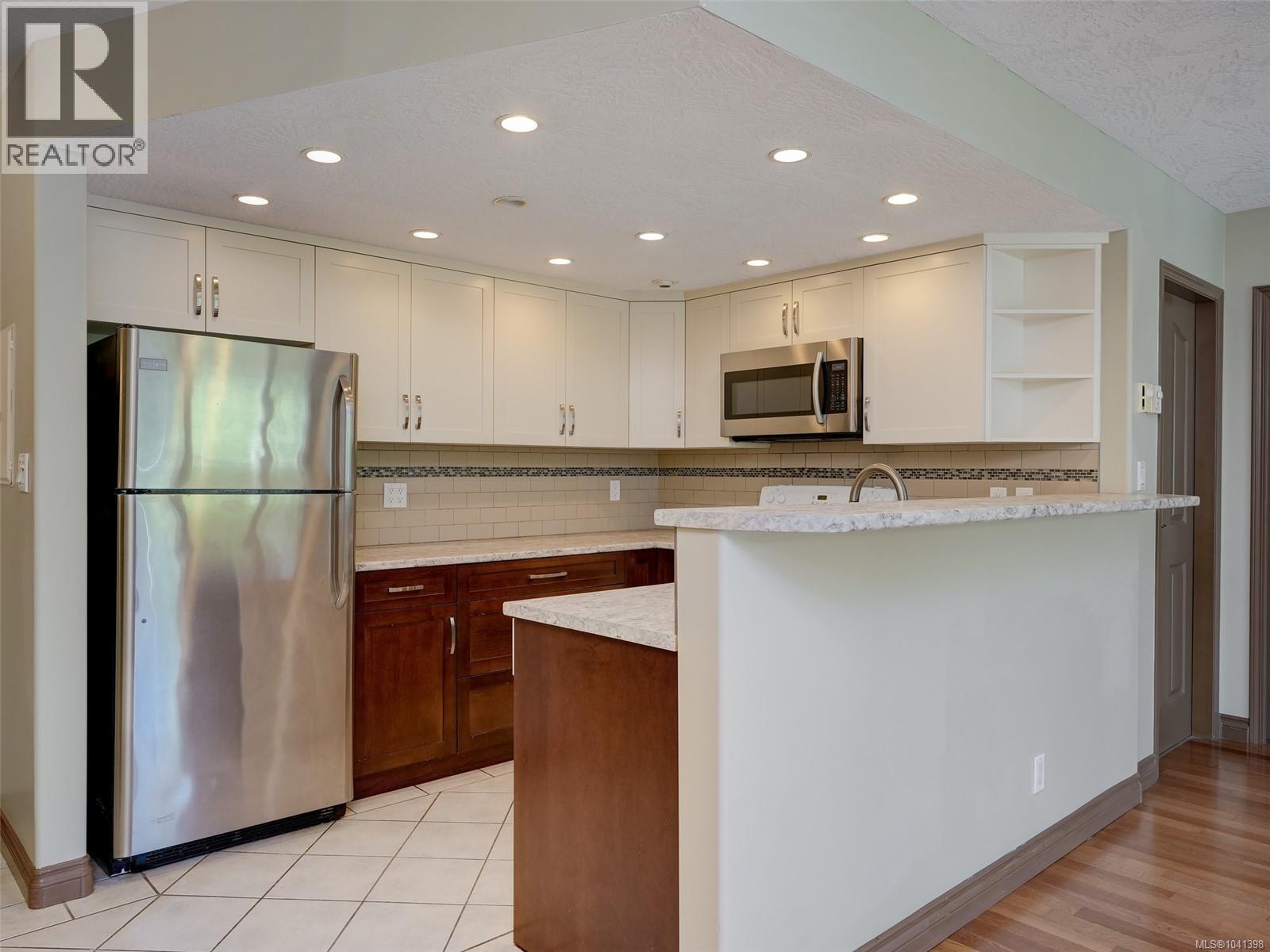 #205 930 Yates St - 10