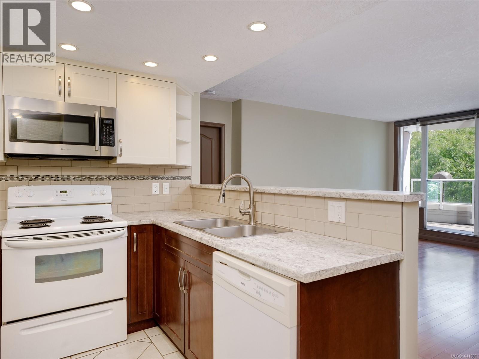 #205 930 Yates St - 11