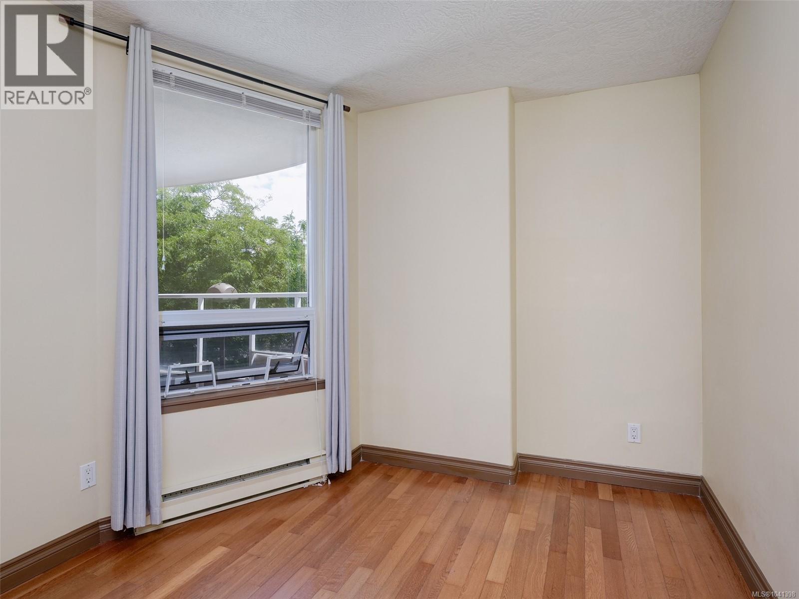 #205 930 Yates St - 20