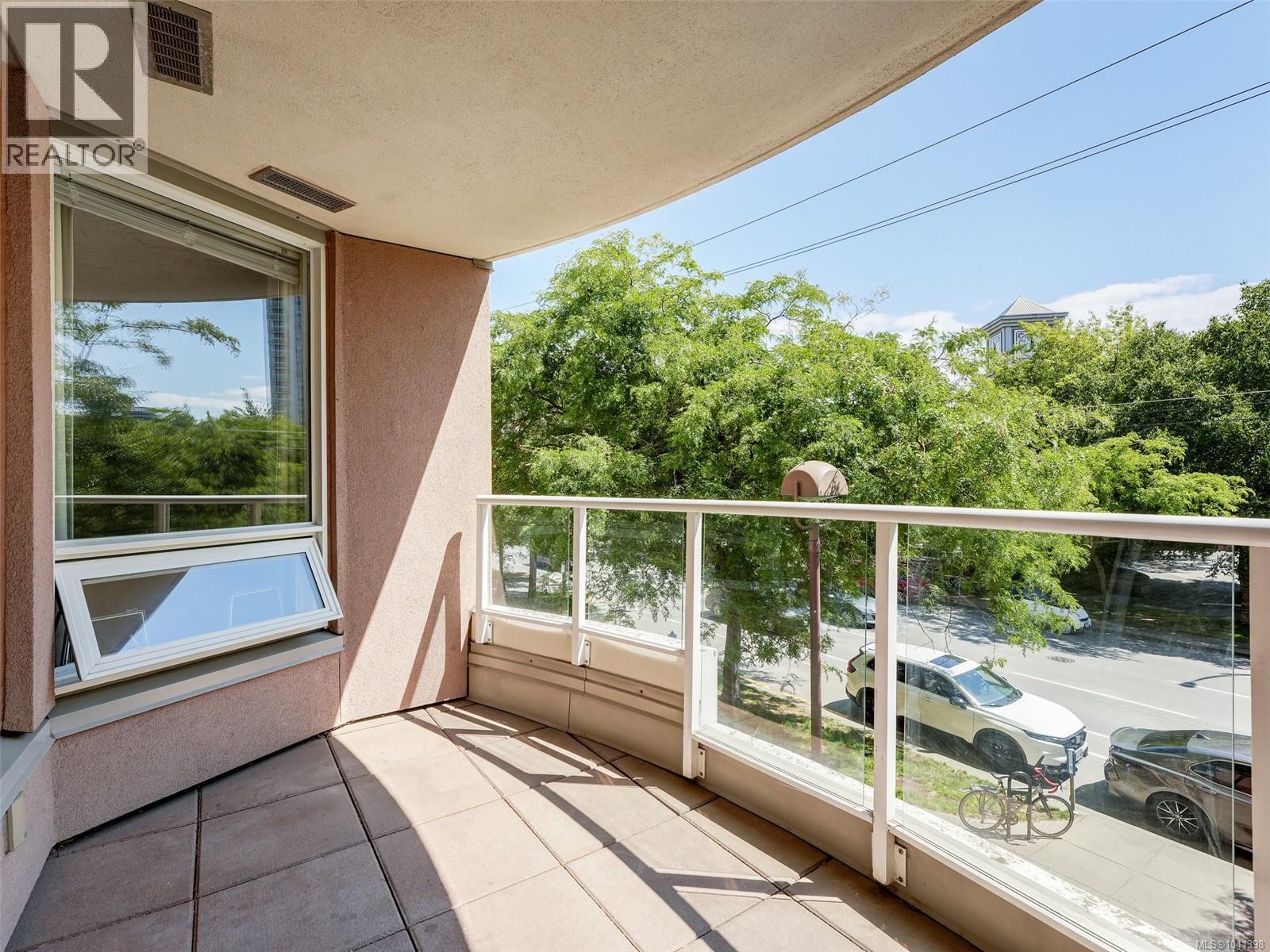 #205 930 Yates St - 23
