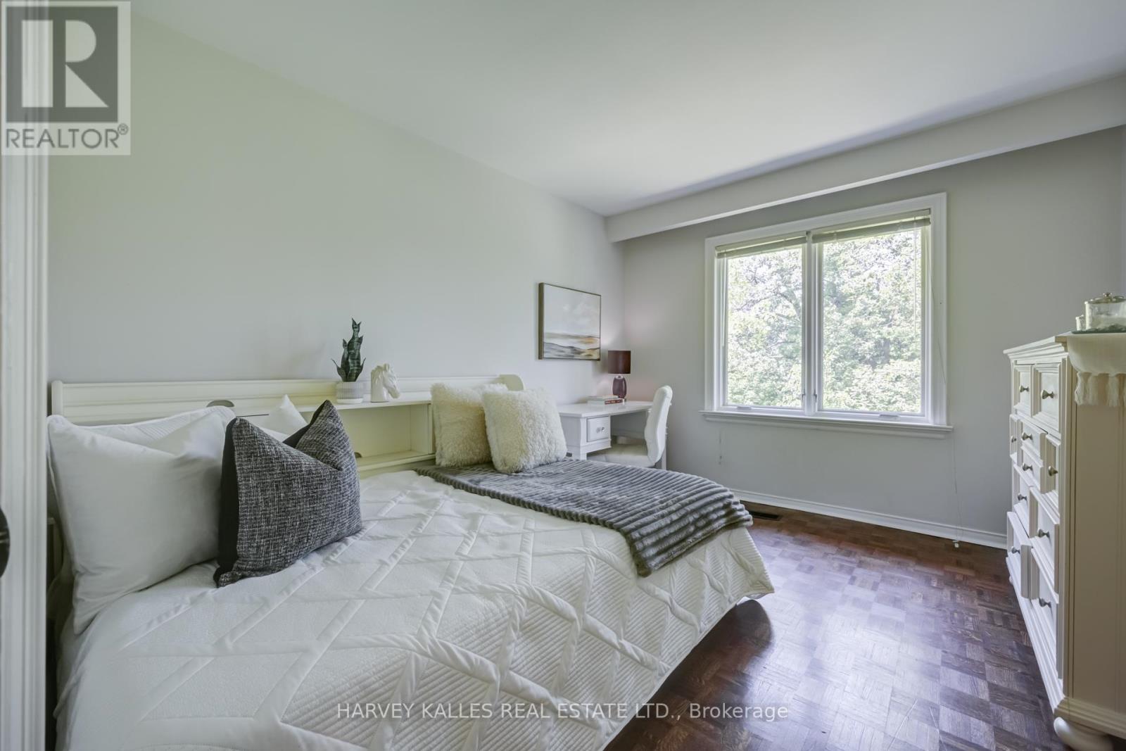 19 RIDGEGATE CRESCENT - 24