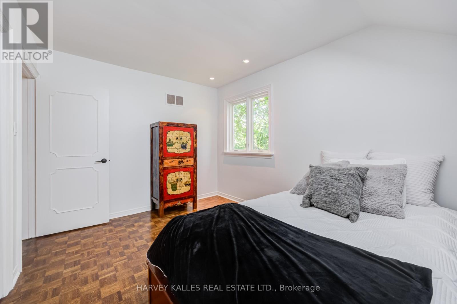 19 RIDGEGATE CRESCENT - 28