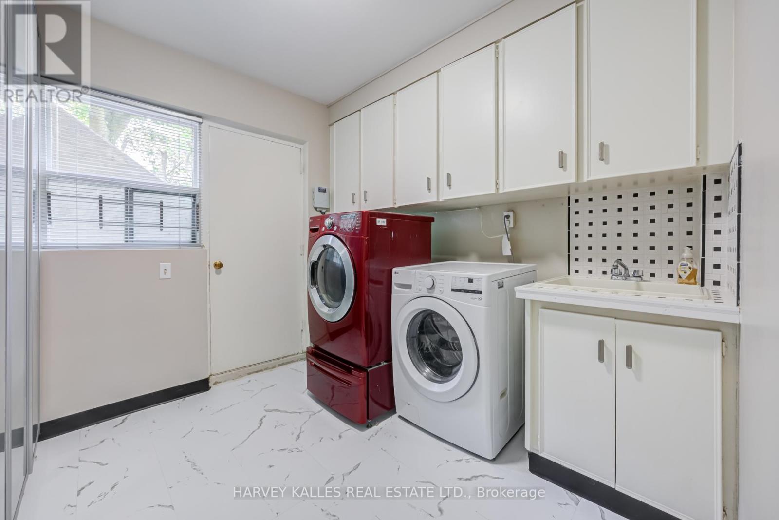 19 RIDGEGATE CRESCENT - 31
