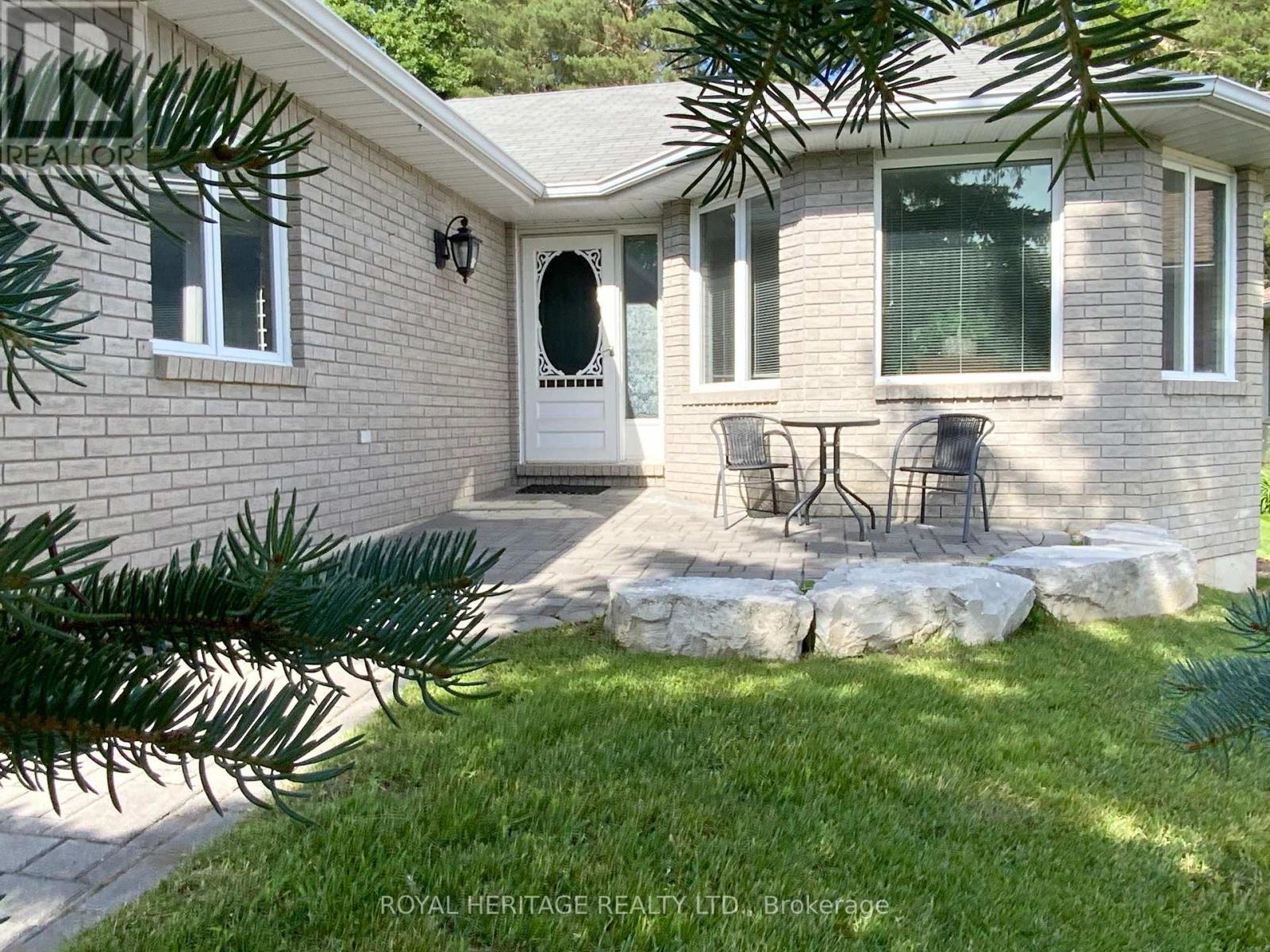 25 HILLVIEW DRIVE - 3