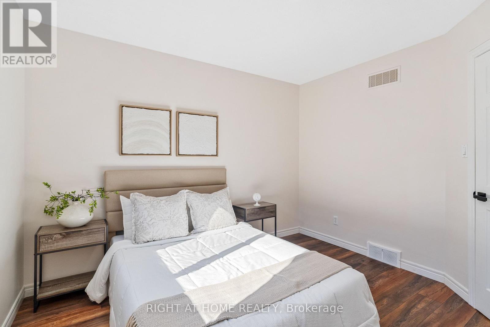 754 HEDGEROW PLACE - 34