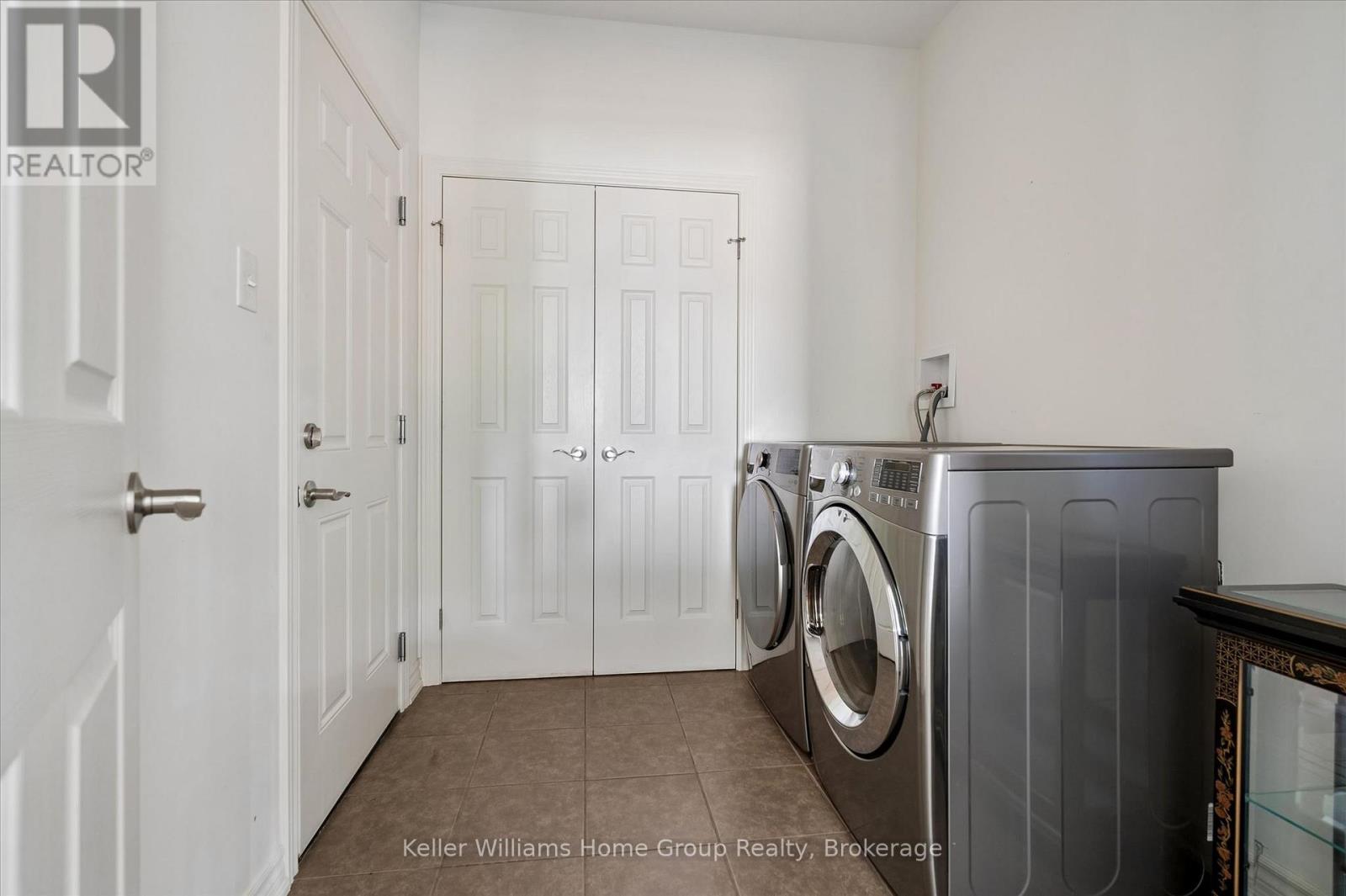 27 RILEY CRESCENT - 31