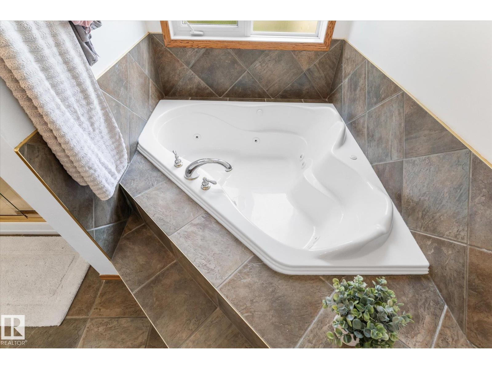 8704 165 AV NW NW - 28