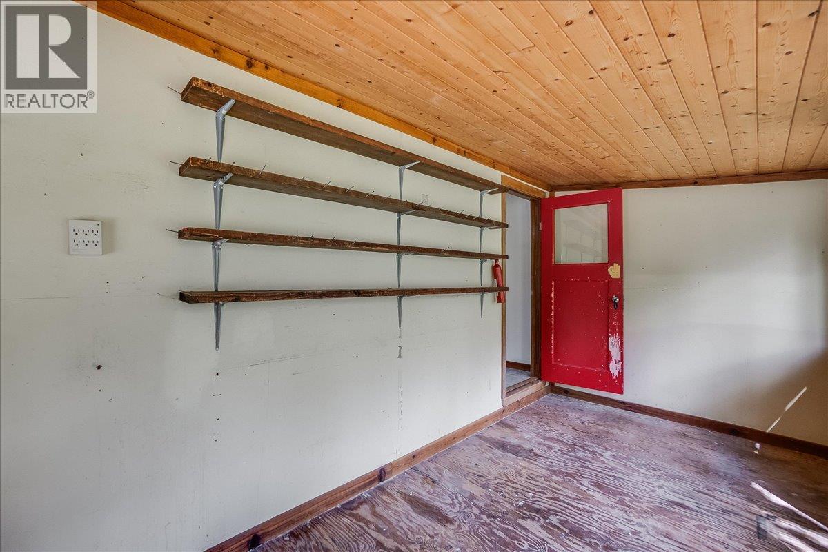 6042 Woodward Road - 23