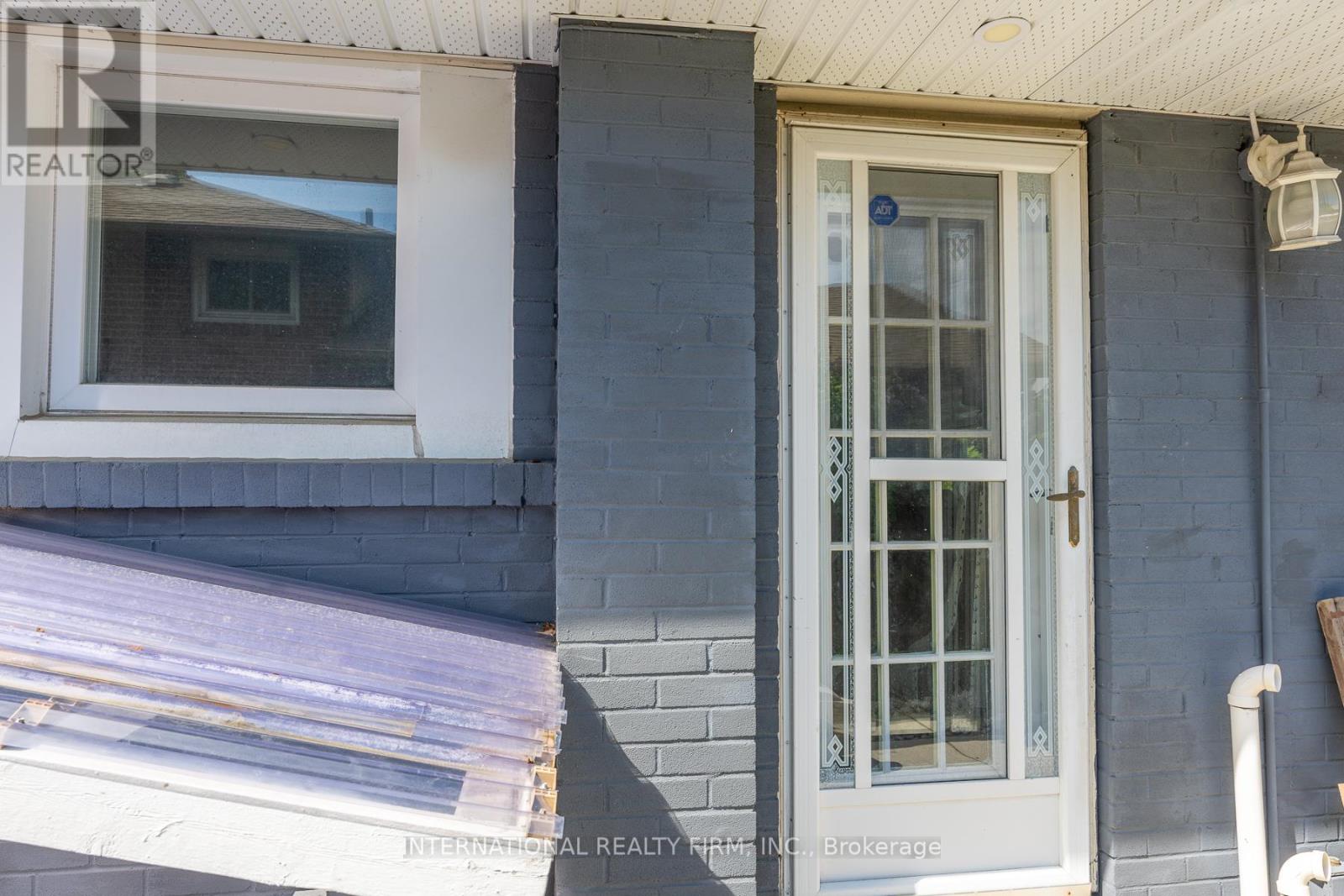 2528 TRUSCOTT DRIVE - 35