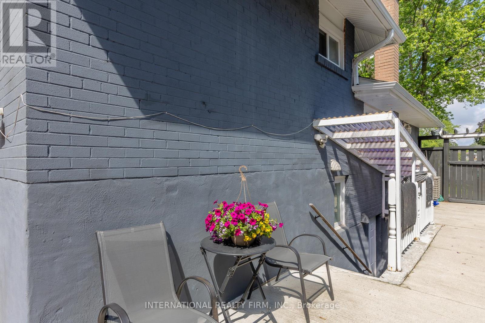 2528 TRUSCOTT DRIVE - 36