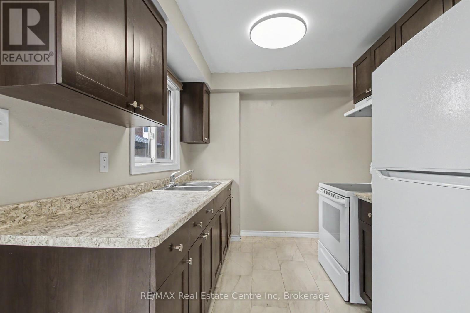 #49 371 BRONTE STREET S - 11