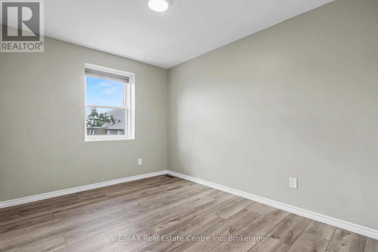 #49 371 BRONTE STREET S - 24
