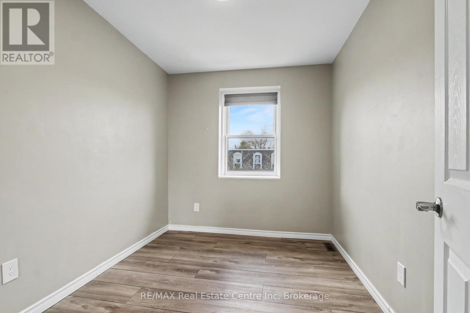 #49 371 BRONTE STREET S - 27