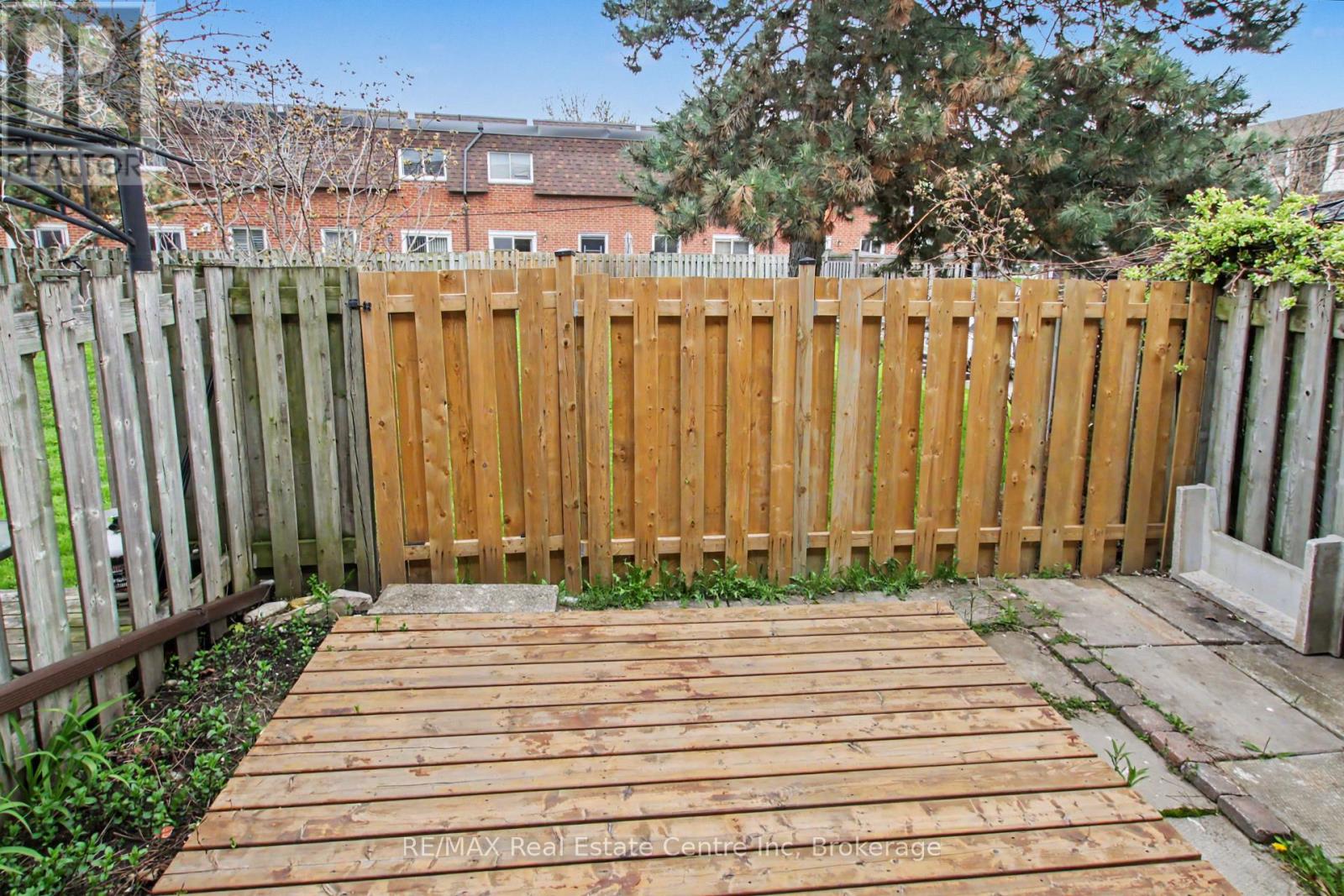 #49 371 BRONTE STREET S - 35