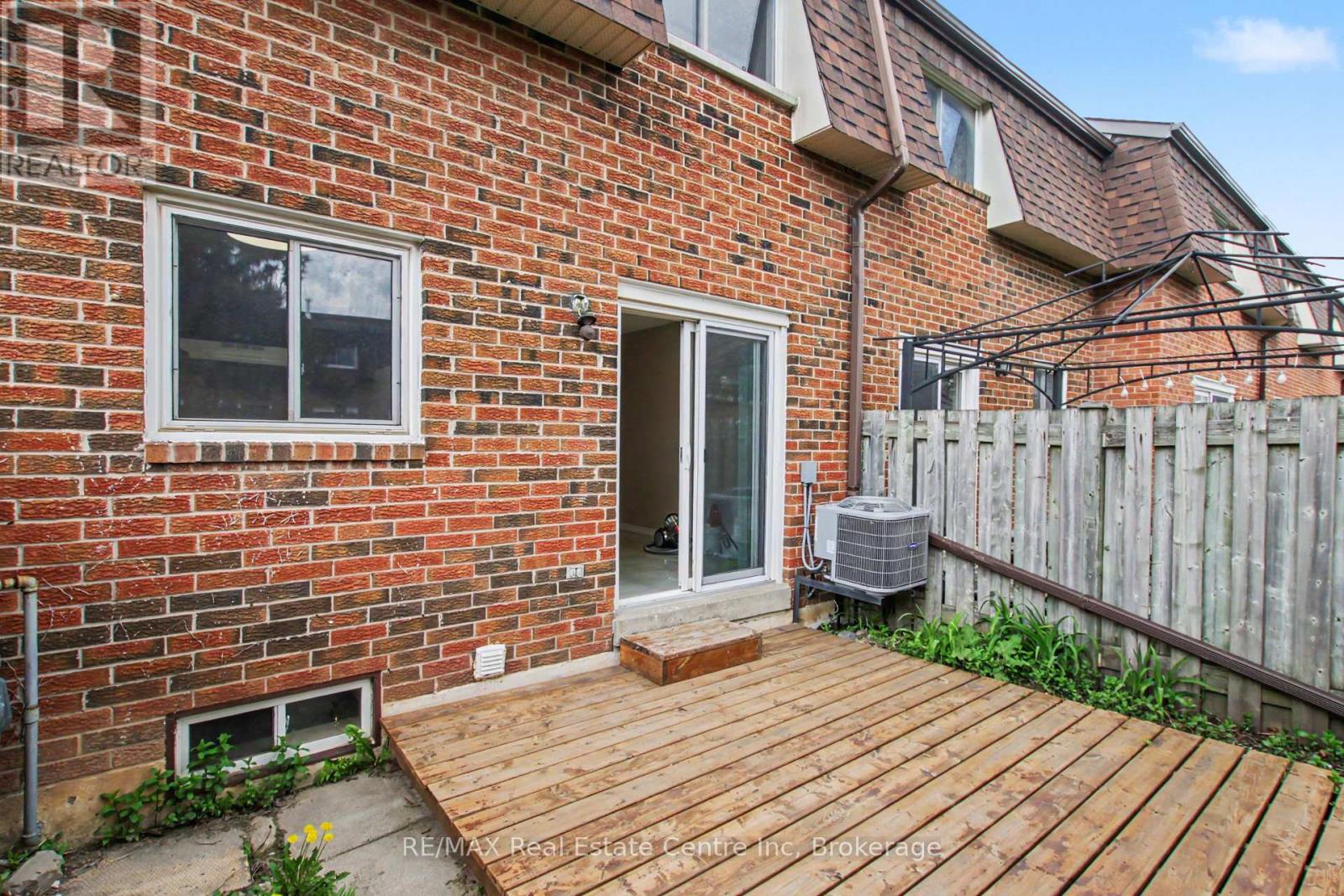 #49 371 BRONTE STREET S - 36