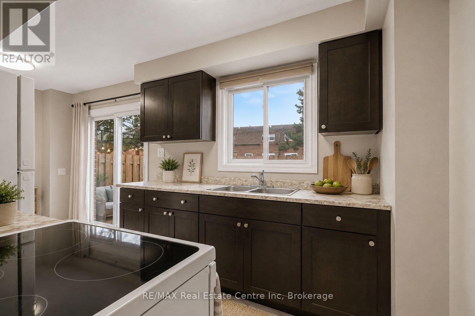 #49 371 BRONTE STREET S - 8