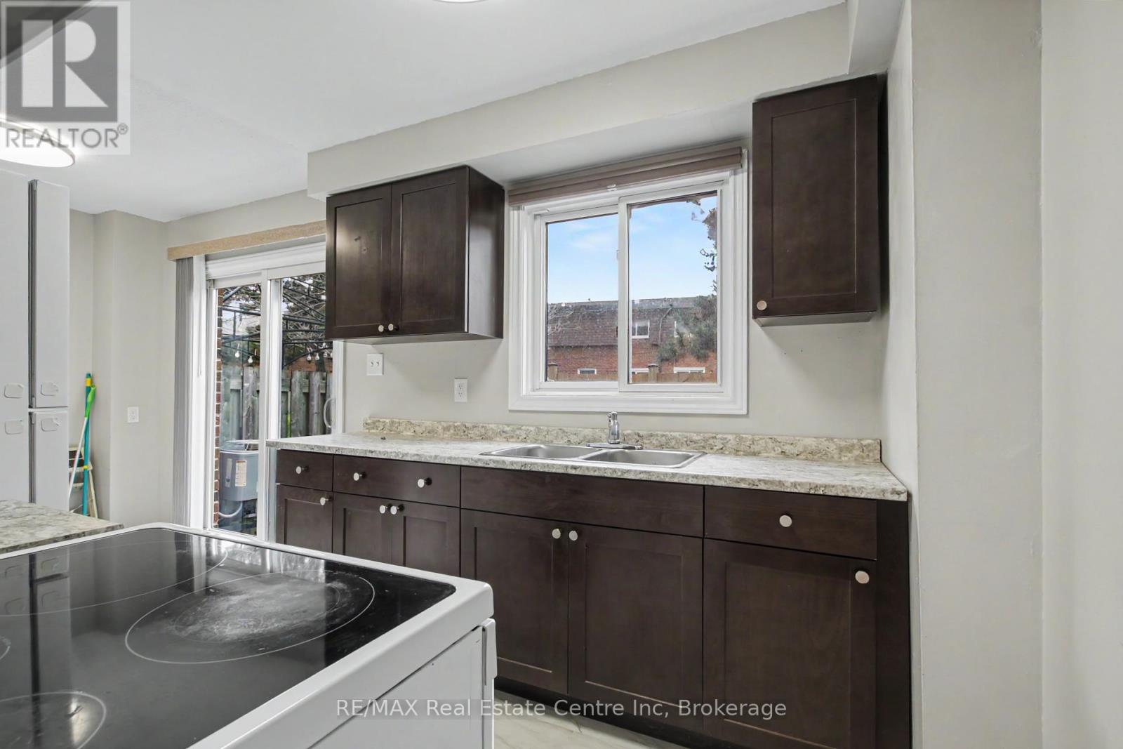 #49 371 BRONTE STREET S - 9