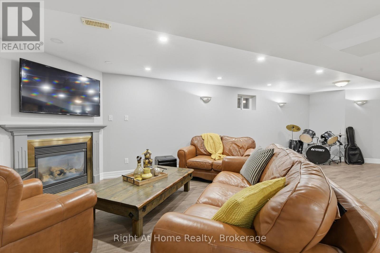 57 LAUCHLIN CRESCENT - Image 32