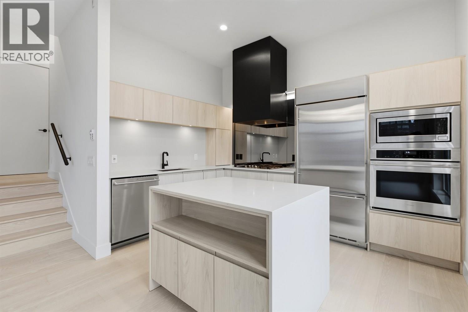 205 300 SALTER STREET, New Westminster