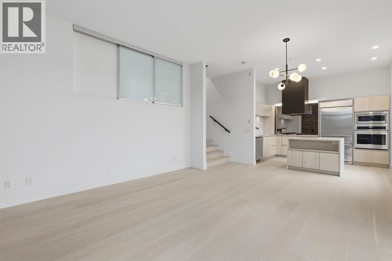 205 300 SALTER STREET, New Westminster