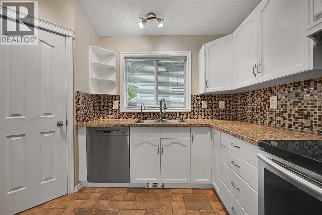Step in PANTRY, WATER FILTRATION SYSTEM, MIELE Dishwasher, newer Refrigerator, counters and cupboards galore - Dream kitchen