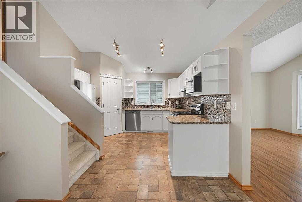 The counter on the right could accommodate two stools, so the kids can have breakfast while hubby does the dishes!