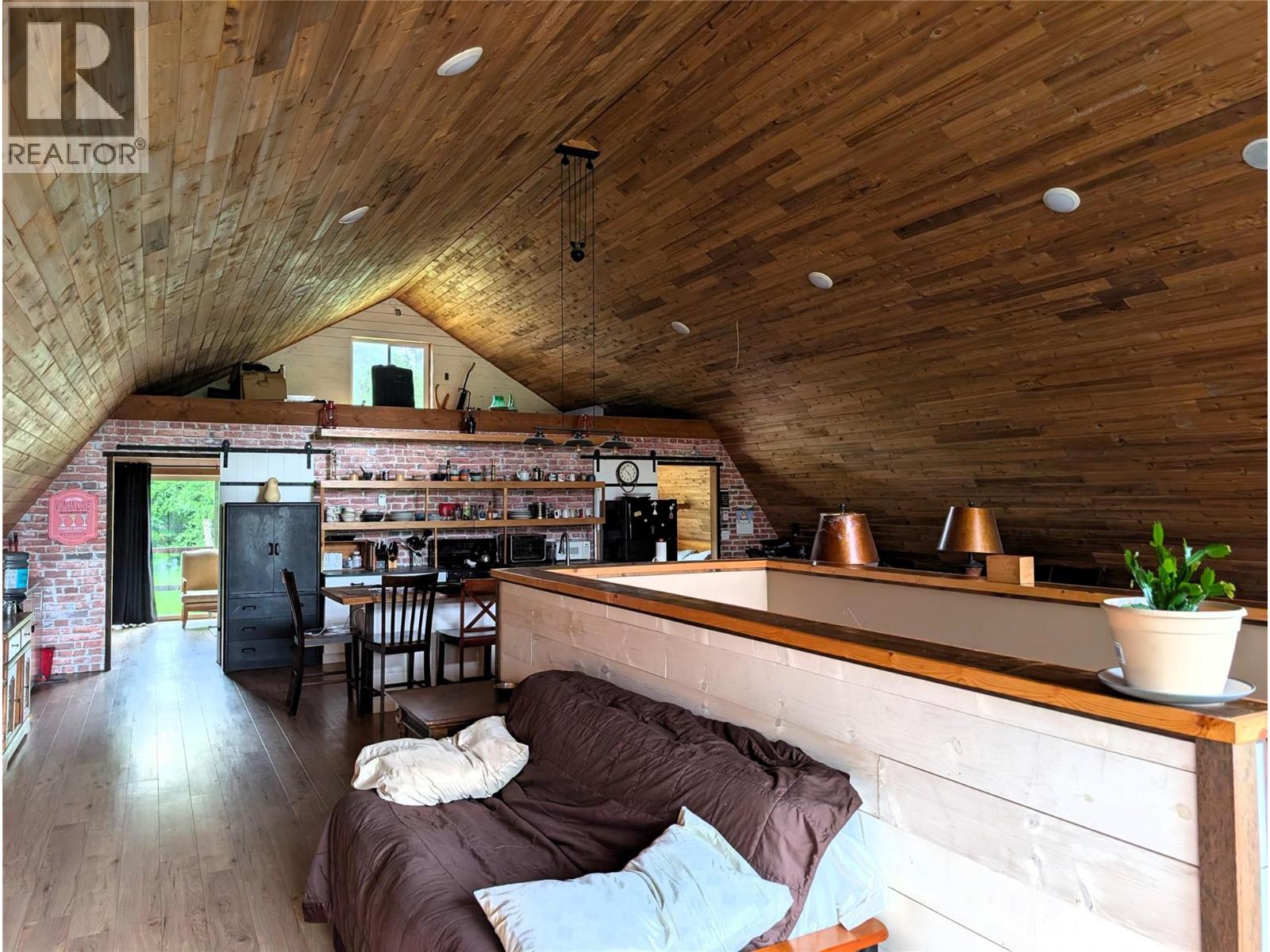 10017 6 Highway, Edgewood